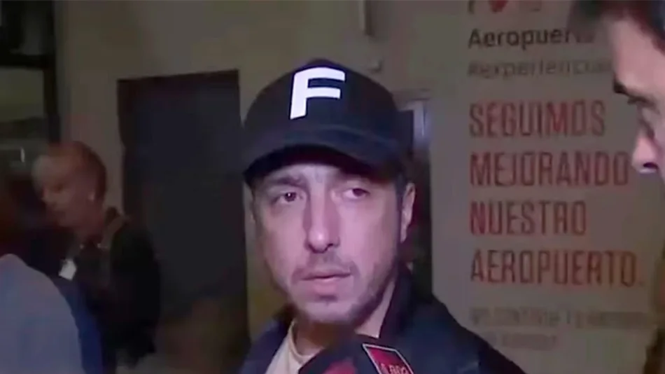 Jey Mammón se fue del país en medio del escándalo