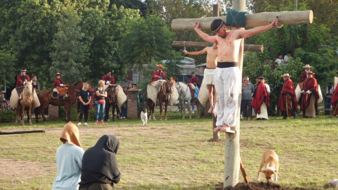 Gran cantidad de público en el impactante "Vía crucis gaucho"