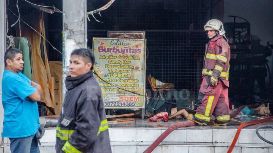 Cerrillos: el fuego devoró un free shop y dejó 38 puesteros en la calle