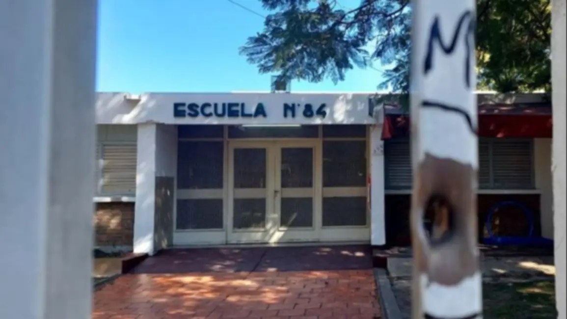 Rosario: balearon dos escuelas y dejaron mensajes amenazantes