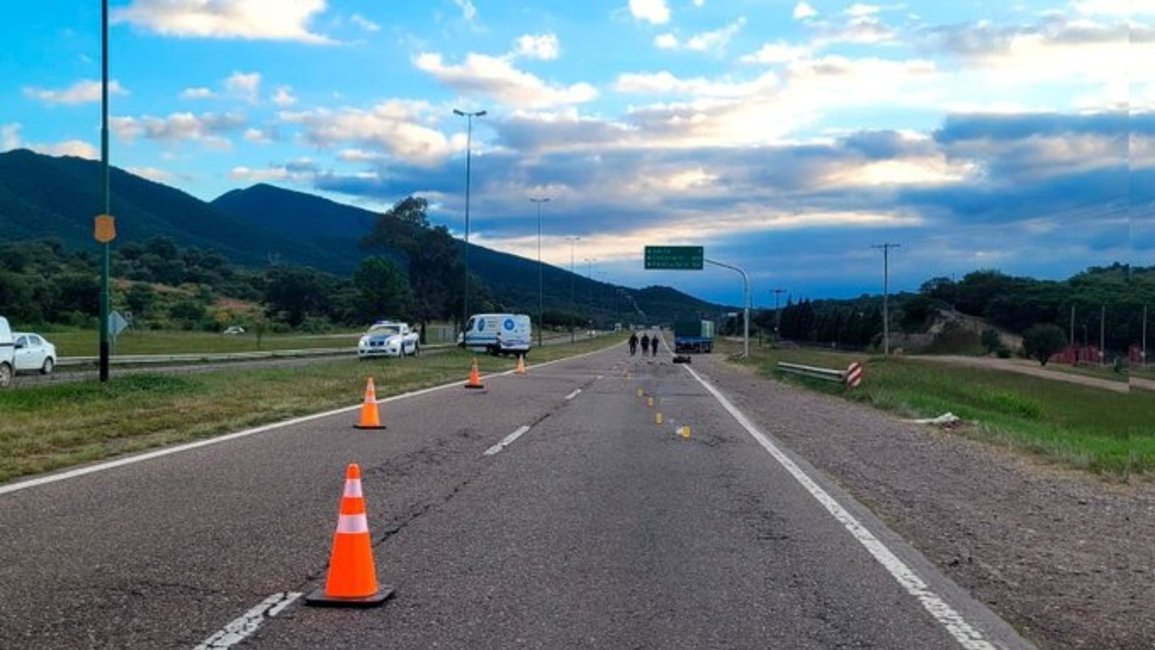 Motociclista muere al chocar contra un camión