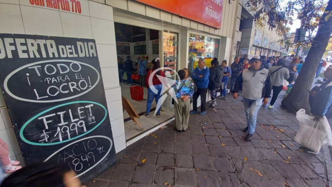 A pesar de la crisis, largas filas en las carnicerías para comprar el asado por el  Día del Trabajador