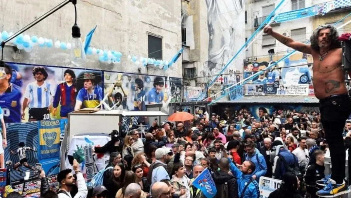 Los hinchas del Napoli peregrinaron al mural de Diego, un día antes del posible título
