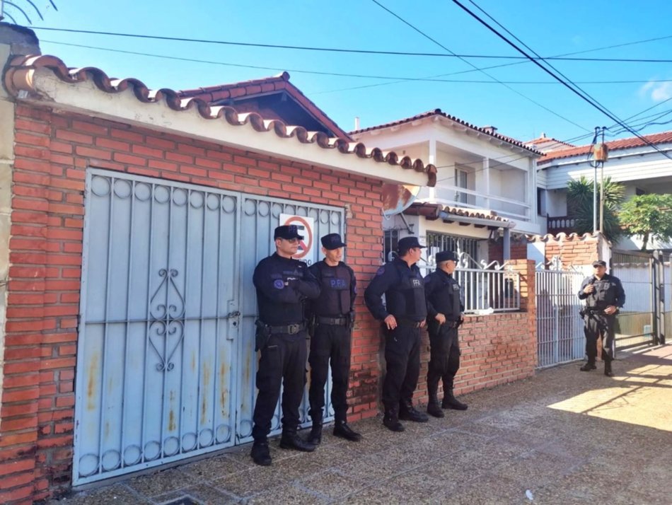 Protestas en la sede de ENACOM de Salta:  la policía Federal custodia las oficinas