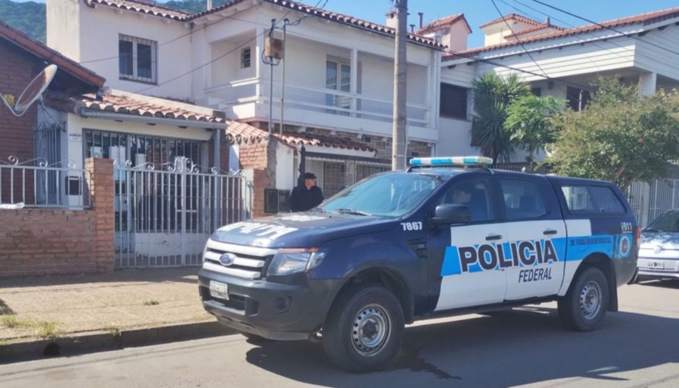 Protestas en la sede de ENACOM de Salta:  la policía Federal custodia las oficinas