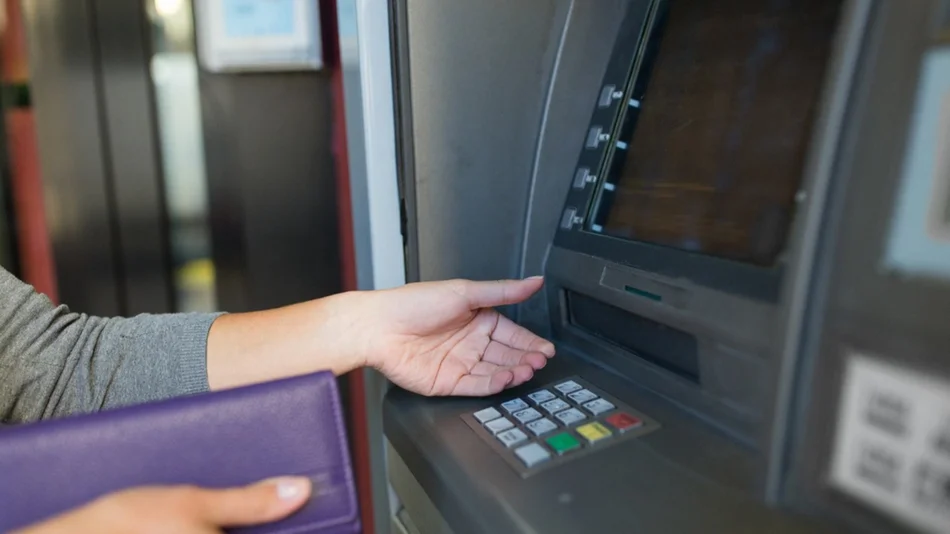 En qué casos se paga comisiones por extraer dinero en cajeros automáticos de otros bancos