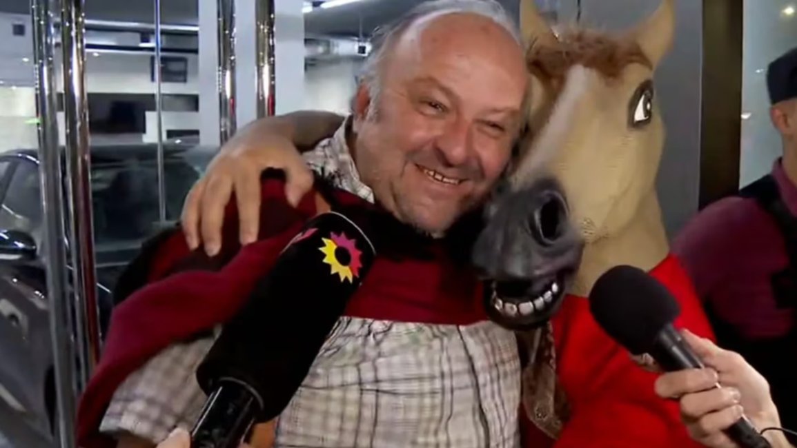 Choripanes y un caballo: así recibieron los vecinos al gaucho que se atrincheró en una concesionaria