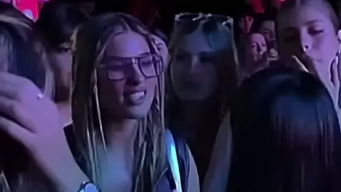 Julieta Poggio le negó una foto a una fan en el recital de Emilia Mernes y llovieron las críticas