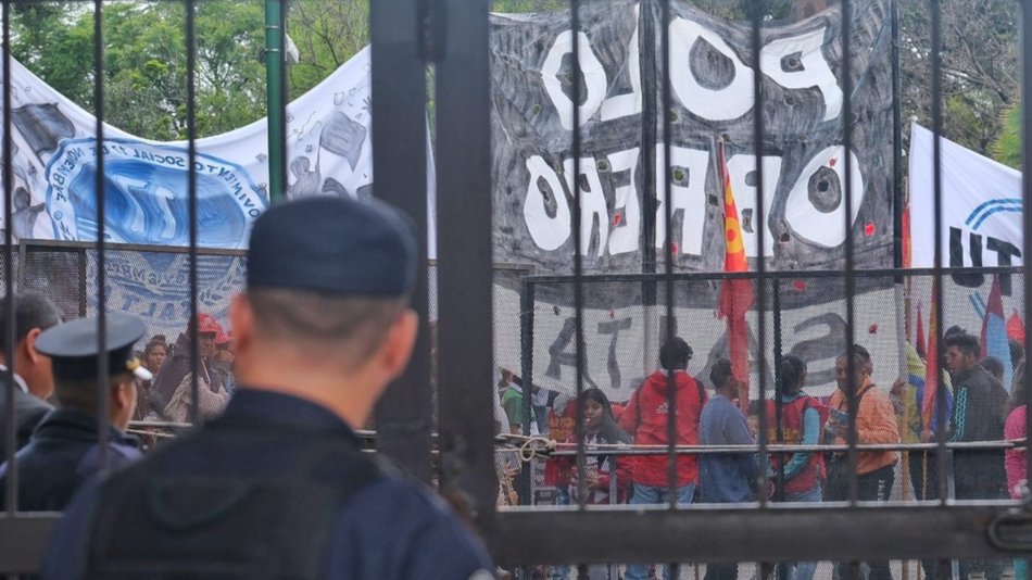 Manifestación de organizaciones sociales en el acceso al Centro Cívico Grand Bourg