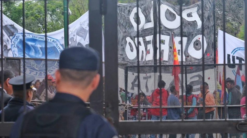 Manifestación de organizaciones sociales en el acceso al Centro Cívico Grand Bourg