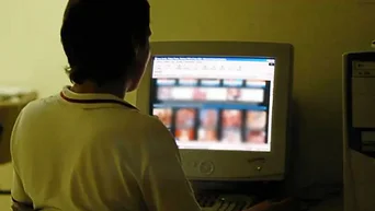 Una nena de 10 años encontró a su profesor viendo un video porno ...