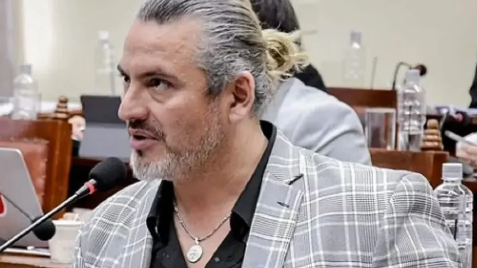 El concejal José García se "autohomenajeó" por haber ganado Operación Triunfo hace 19 años