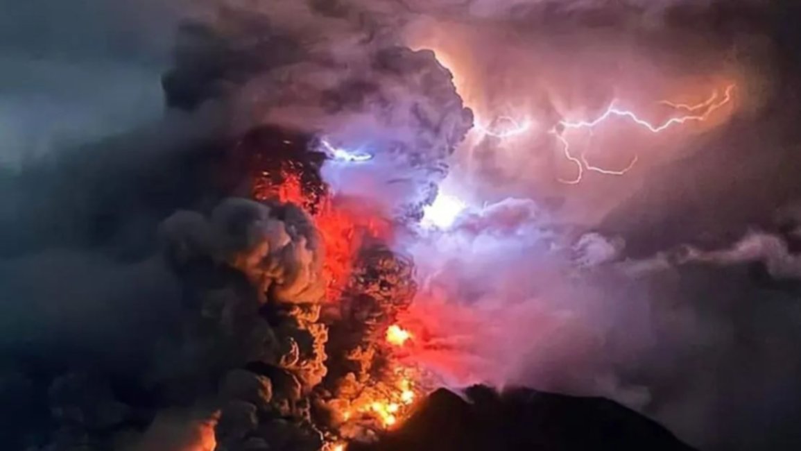 Indonesia emite una alerta de tsunami tras la erupción del volcán monte Ruang