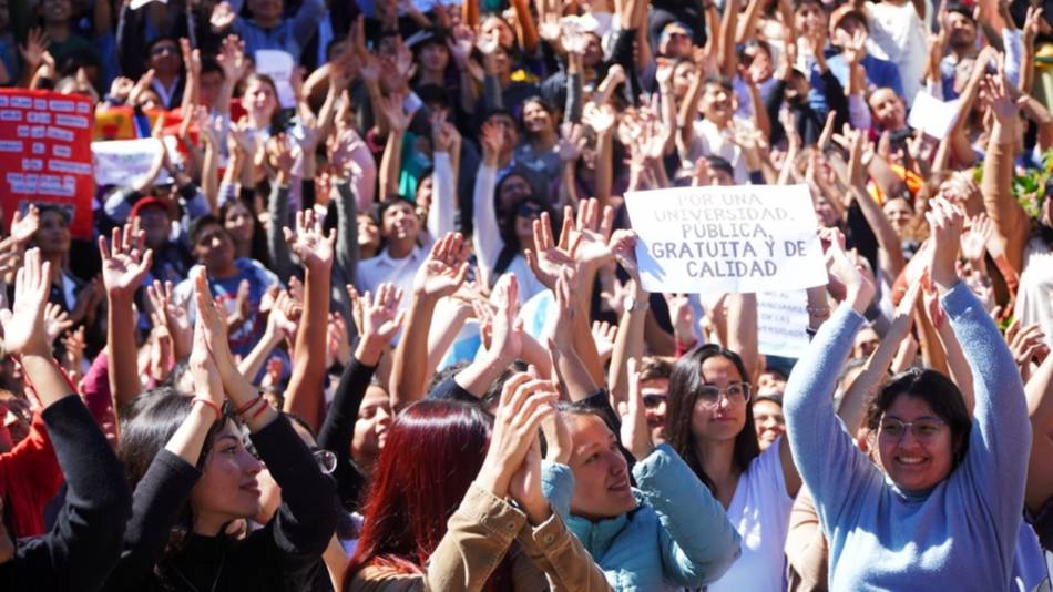 Multitudinario abrazo simbólico en la UNSa en defensa de la Educación Pública