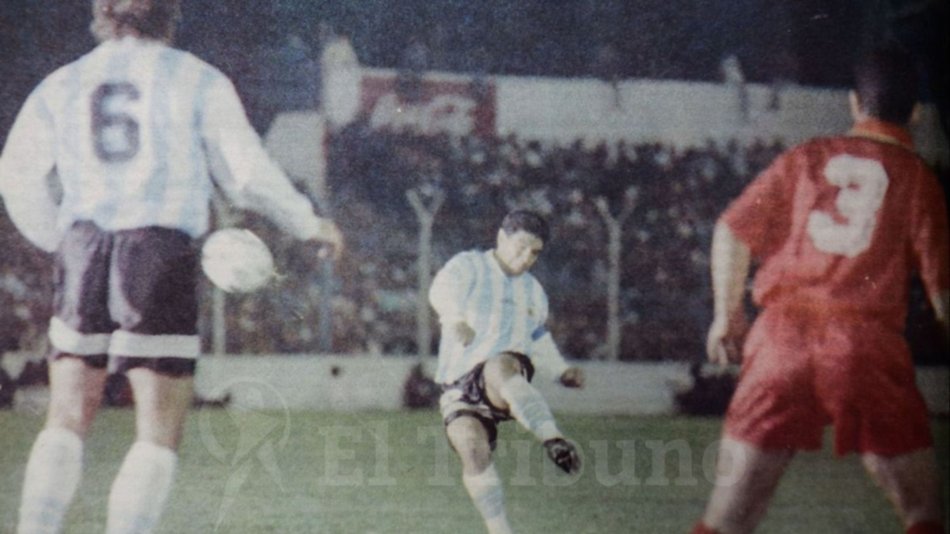 Jueguitos con una naranja y su último gol en el país: Maradona eterno, a 30 años de Argentina-Marruecos en Gimnasia y Tiro