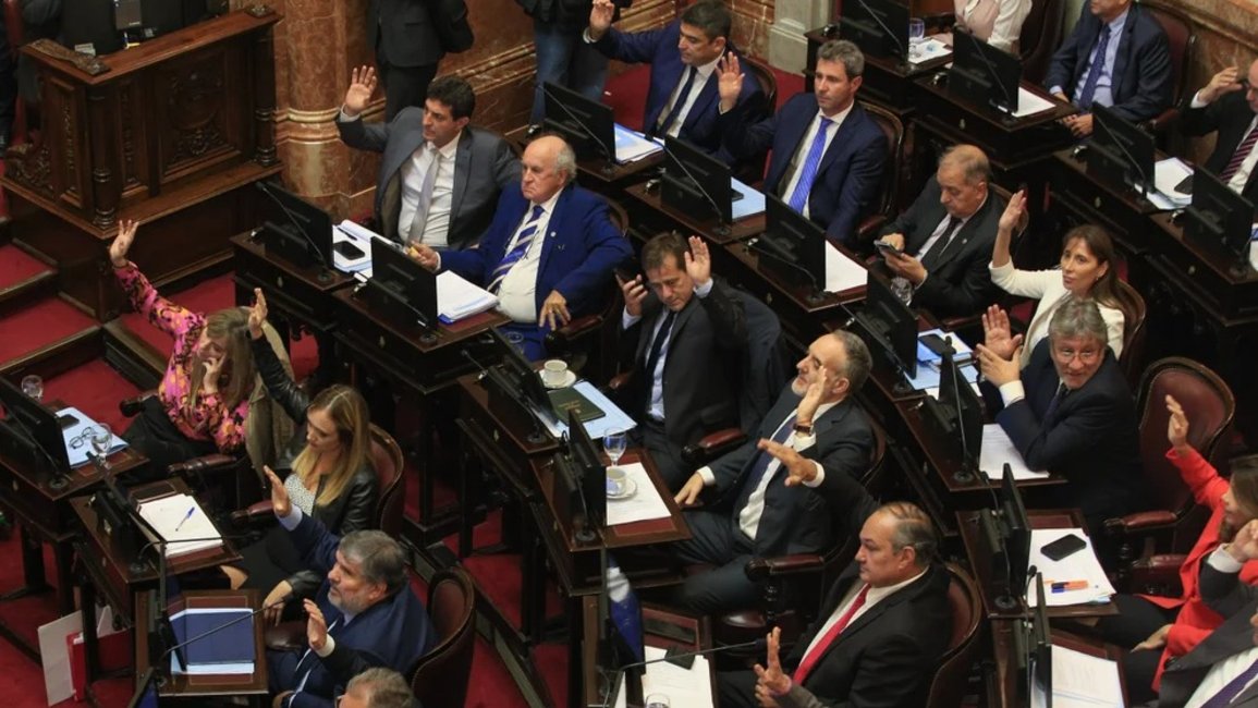 Además del aumento de 165%, los senadores se auto otorgaron un aguinaldo en sus dietas