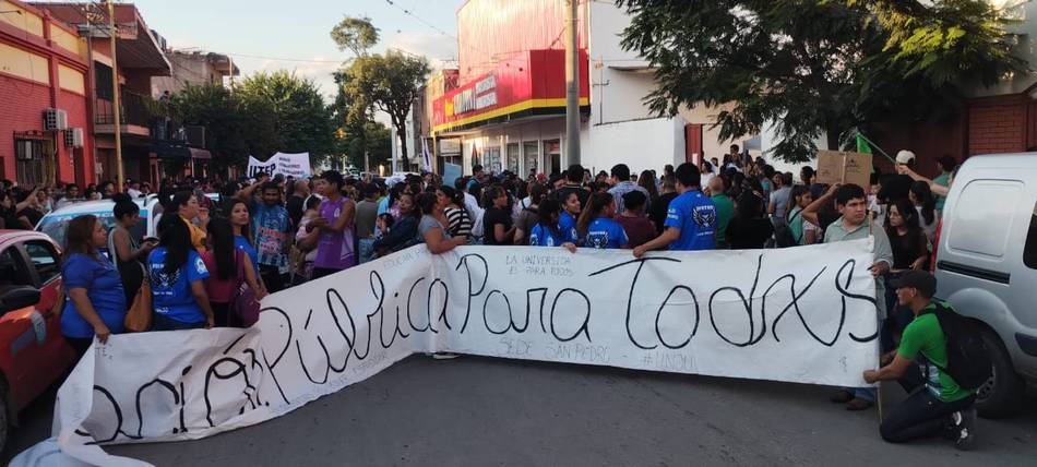 Masiva marcha universitaria en Jujuy en defensa de la educación pública- Masiva marcha universitaria en Jujuy en defensa de la educación pública