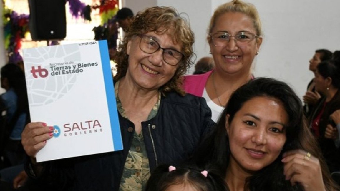 Entregan títulos de sus terrenos a más de 130 familias