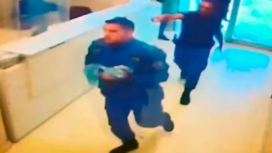 Dio a luz en una concesionaria y abandonó al bebé