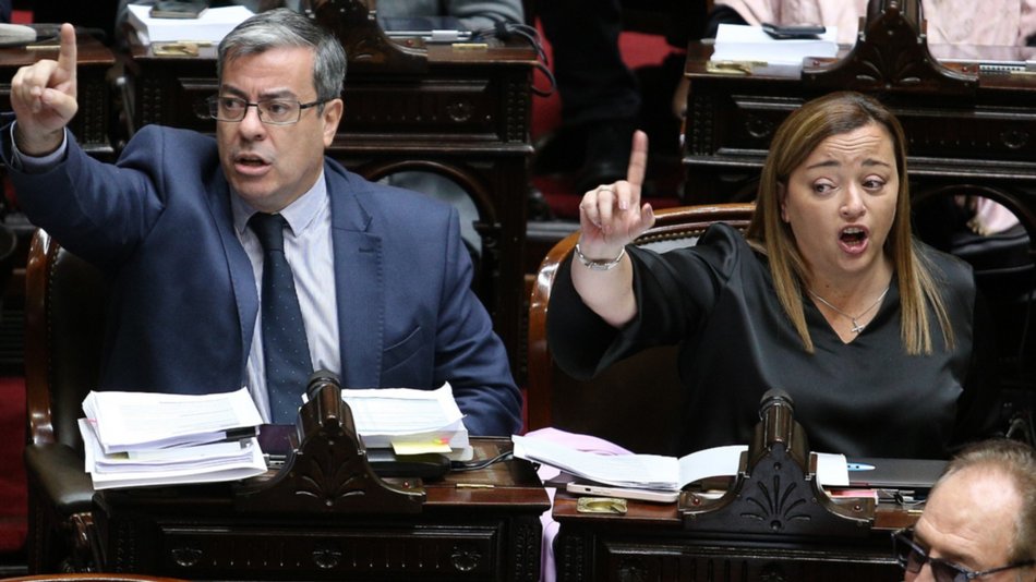  Con Francos y Karina Milei en un palco, el Gobierno presiona y "cuida" sus votos