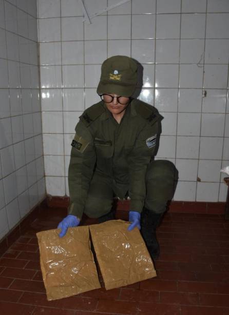 Detienen a una pasajera que trasladaba dos kilos de pasta base adosados a su cuerpo