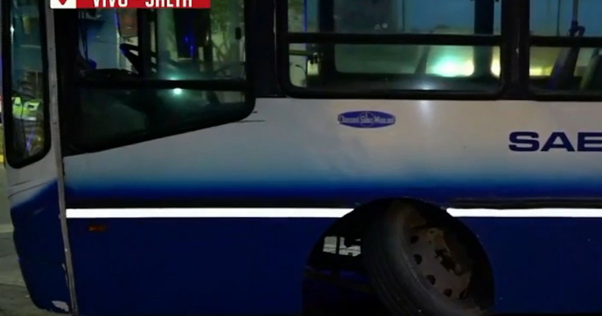 Incidente vial: Se le salió la rueda a un colectivo del Corredor 4 y ...