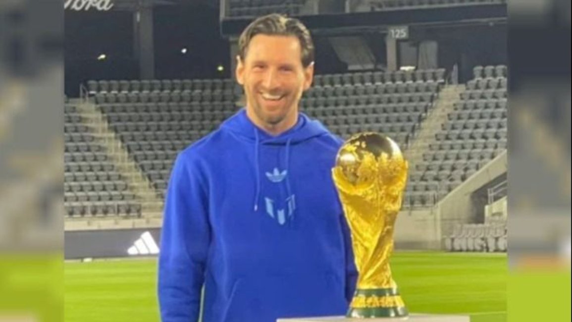 La emotiva reacción de Messi al reencontrarse con la Copa del Mundo