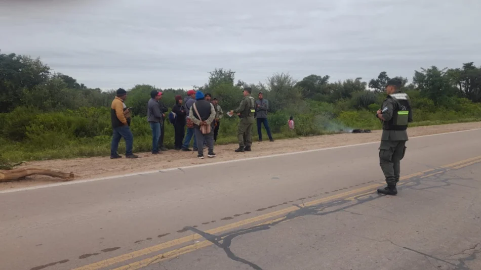 Caciques indígenas cortan la ruta nacional 81 por comida para sus comunidades