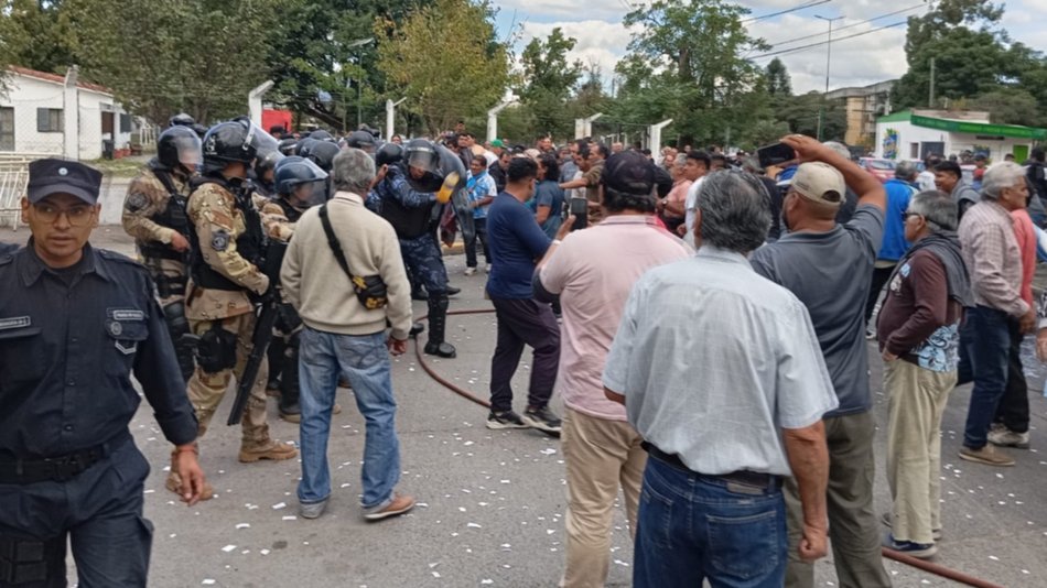 Tensión y caos frente al Concejo Deliberante: taxistas protestaron por la legalización de Uber y DiDi en Salta