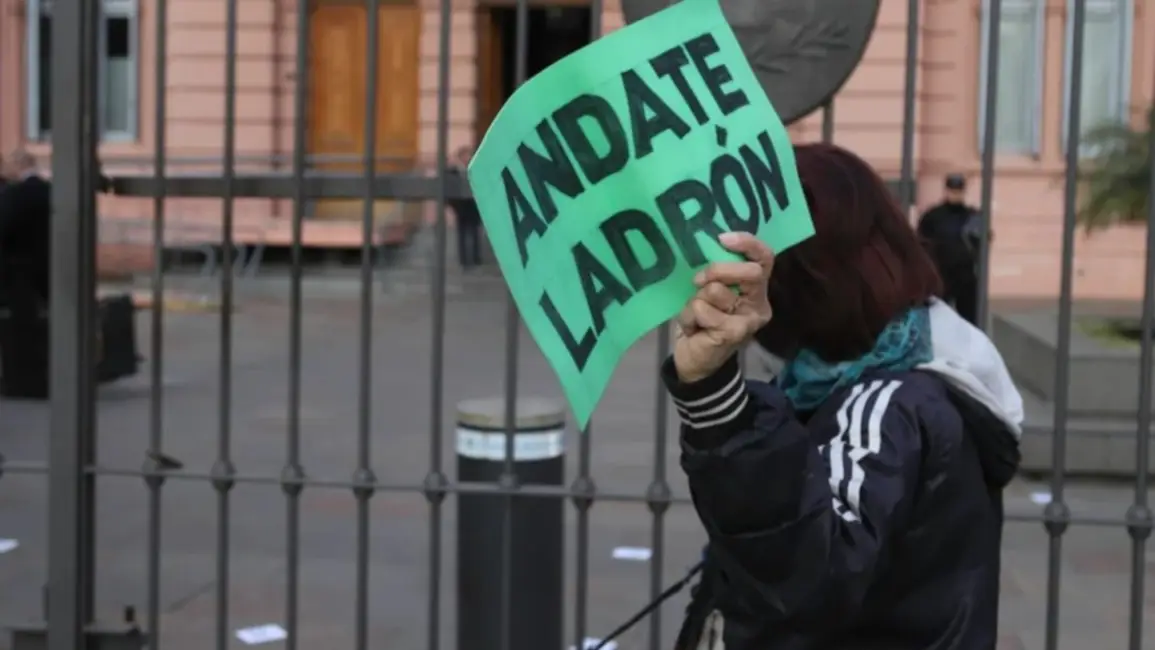 Jubilados y gremios de la CGT se movilizaron al Congreso en la previa del paro general