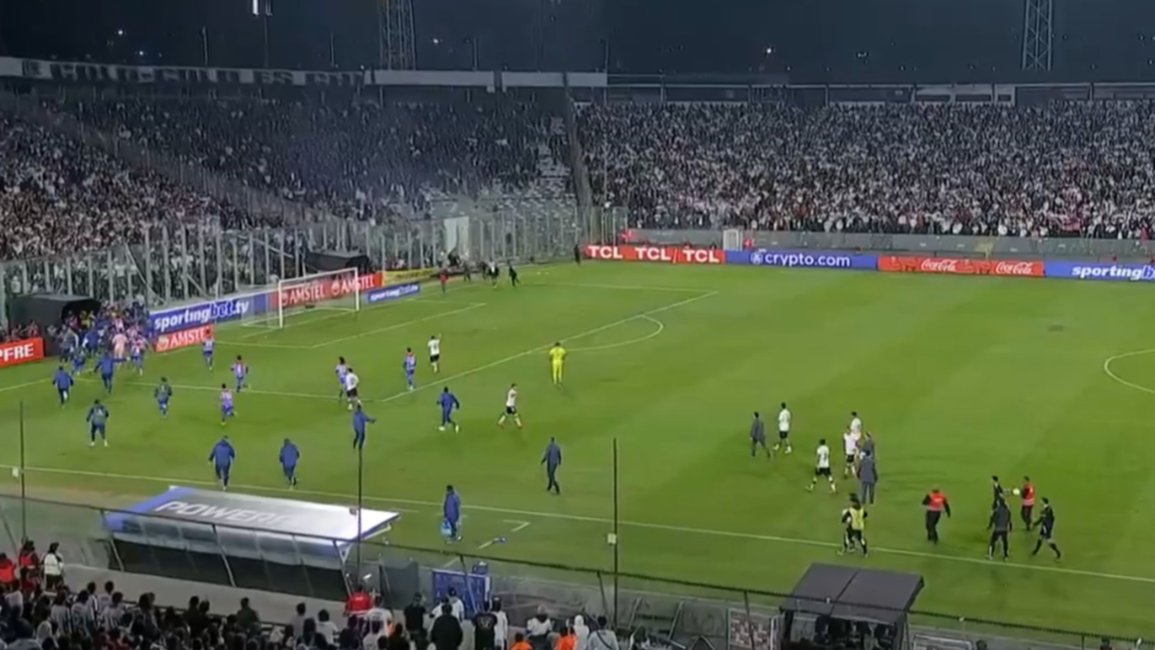 Copa Libertadores: hinchas de Colo Colo se metieron al campo de juego tras la muerte de dos simpatizantes