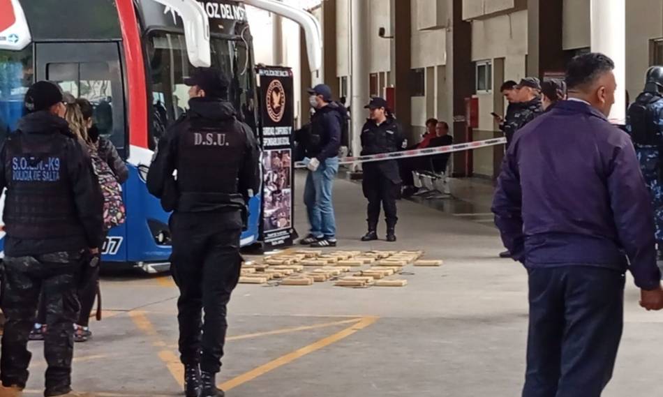 Droga en un colectivo de La Veloz del Norte: operativo sorpresa en la terminal de Salta- Droga en un colectivo de La Veloz del Norte: operativo sorpresa en la terminal de Salta