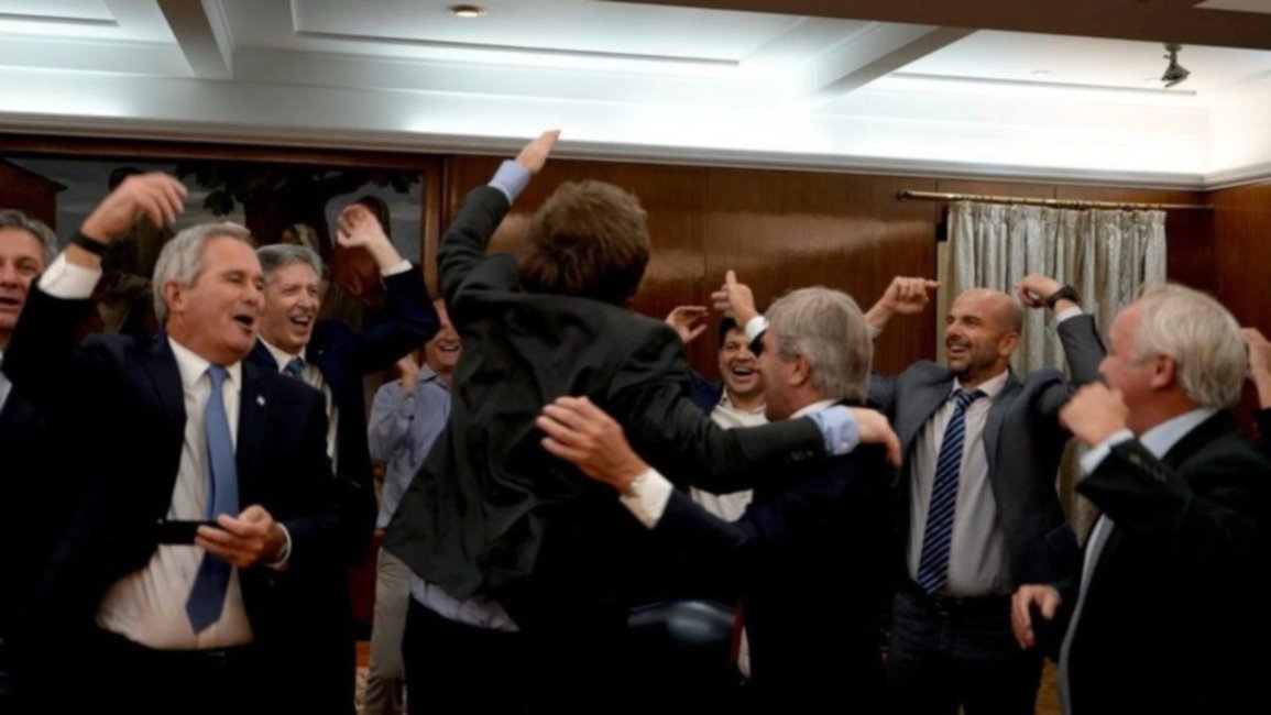 Javier Milei visitó el Ministerio de Economía, festejó y se volvió caminando a la Casa Rosada