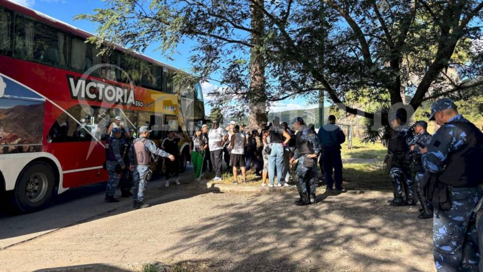Operativo de seguridad para los hinchas de Central Norte: secuestraron bebidas alcohólicas en colectivos rumbo a Buenos Aires