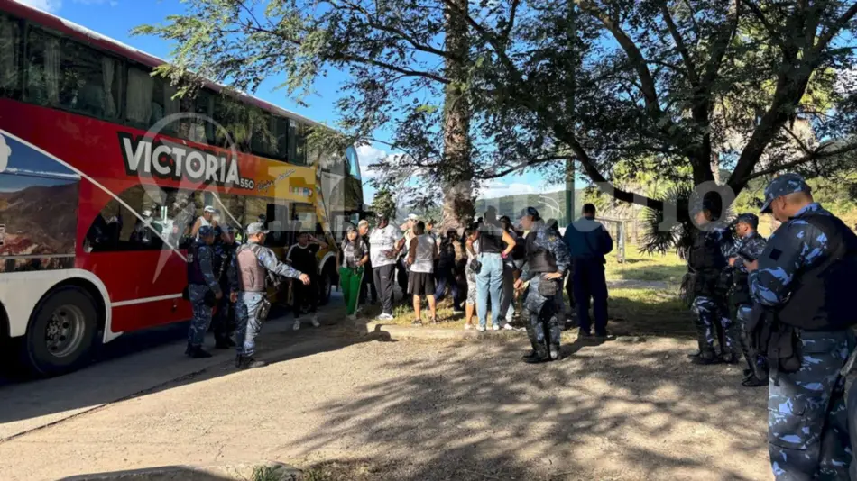 Operativo de seguridad para los hinchas de Central Norte: secuestraron bebidas alcohólicas en colectivos rumbo a Buenos Aires