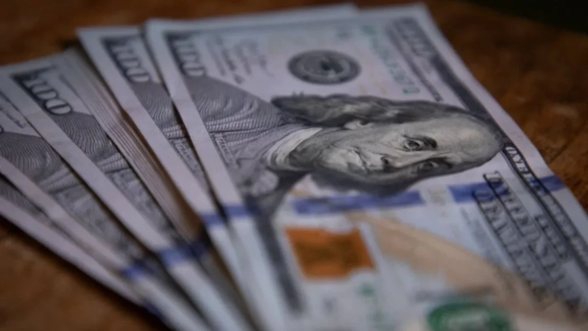 El dólar oficial siguió con tendencia bajista en el tercer día sin cepo