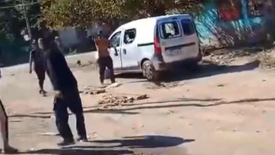 Hartazgo y miedo en villa El Sol: vecinos filmaron a un hombre fuera de control rompiendo un auto