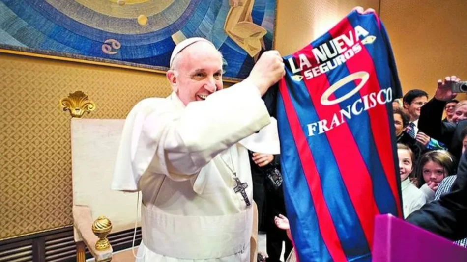 Francisco, el "Papa futbolero" que llevó a San Lorenzo en el corazón