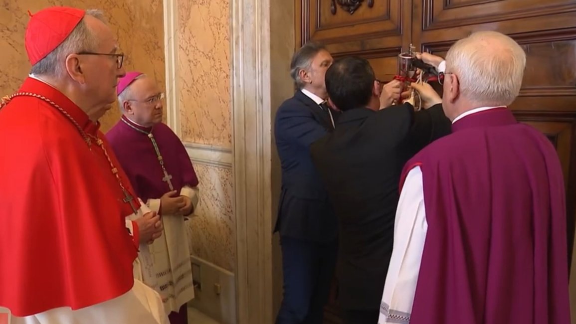 Sellaron la habitación del papa Francisco en el Vaticano tras el rito de constatación de su muerte