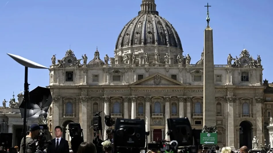 Miles de fieles rezan en la Plaza San Pedro por el eterno descanso del papa Francisco