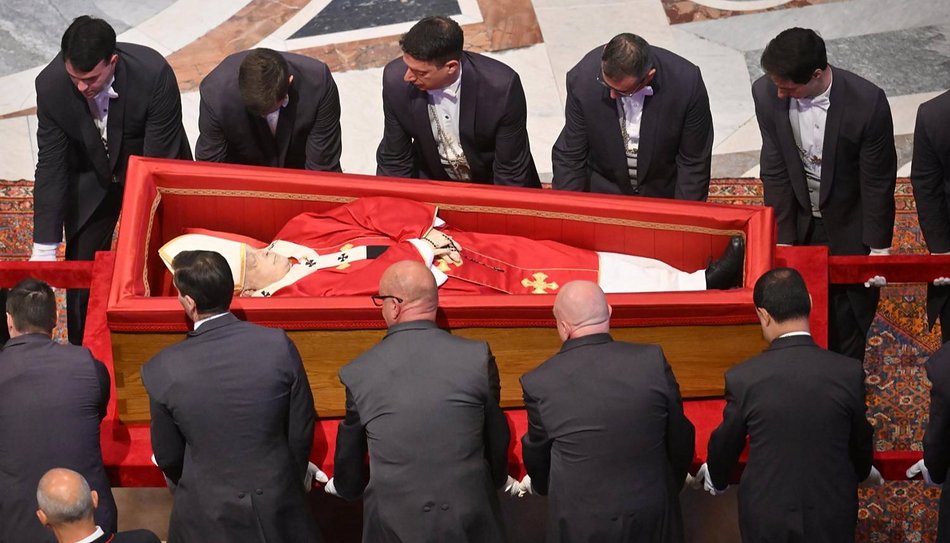 Primera gran ceremonia: el féretro del Papa se encuentra en la Basílica de San Pedro, donde una multitud lo despide