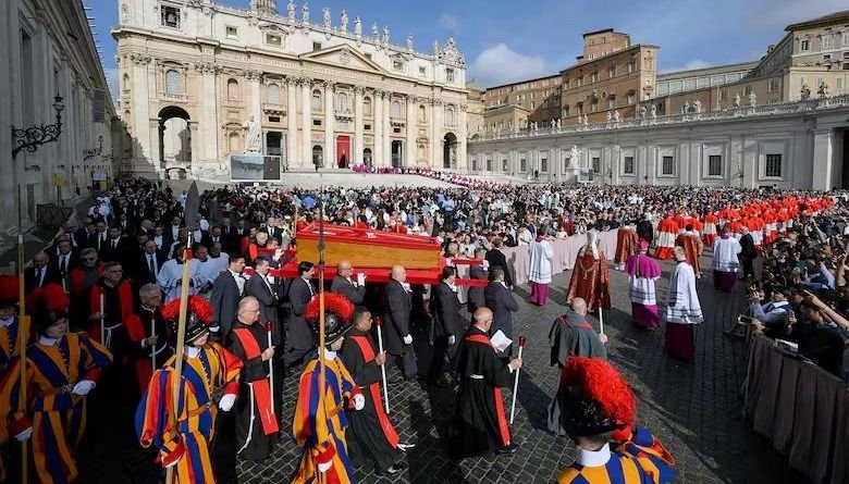 Primera gran ceremonia: el féretro del Papa se encuentra en la Basílica de San Pedro, donde una multitud lo despide