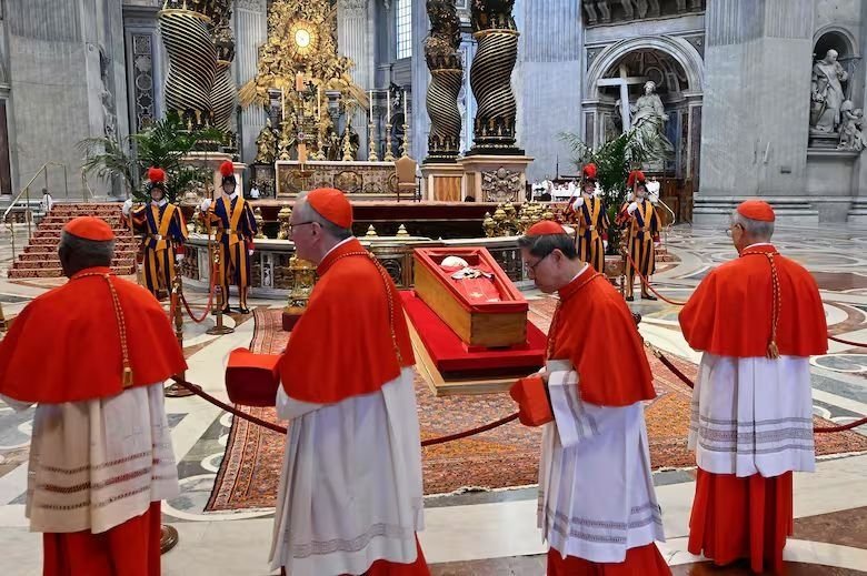 Primera gran ceremonia: el féretro del Papa se encuentra en la Basílica de San Pedro, donde una multitud lo despide