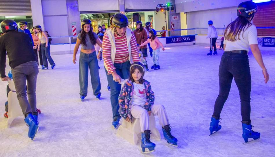 Pista de patinaje sobre hielo en el Alto Noa Shopping: precios y hasta cuando se podrá disfrutar- Pista de patinaje sobre hielo en el Alto Noa Shopping: precios y hasta cuando se podrá disfrutar