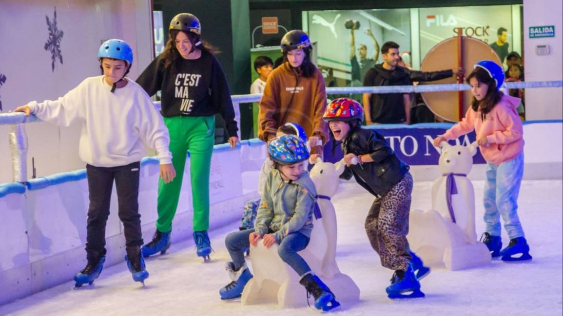 Pista de patinaje sobre hielo en el Alto Noa Shopping: precios y hasta cuando se podrá disfrutar