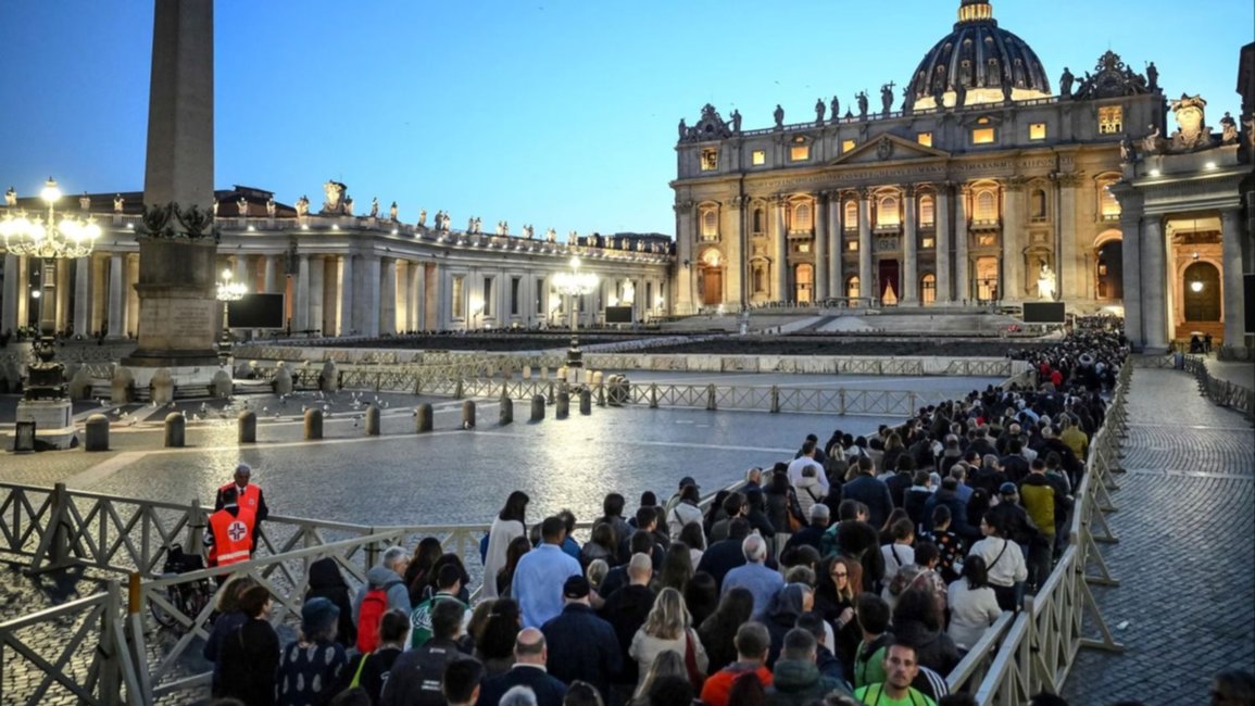 Más de 60 mil fieles ya ingresaron a la Basílica de San Pedro en el segundo día de despedida al papa Francisco