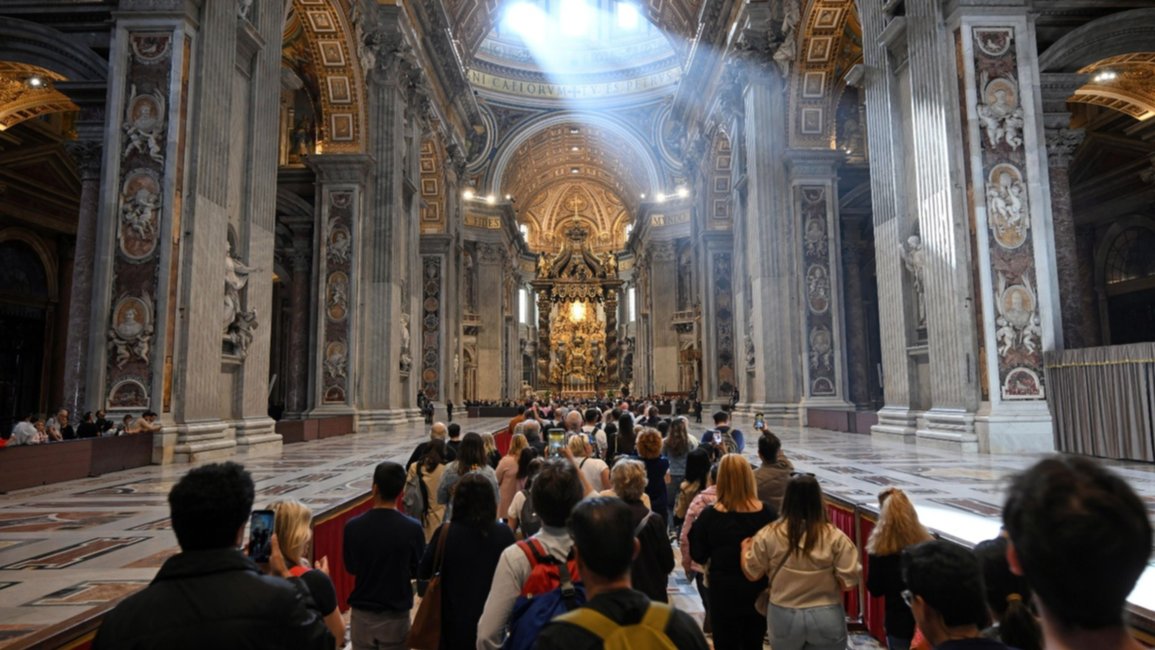 Mientras miles despiden al papa Francisco, ultiman los detalles de su último viaje