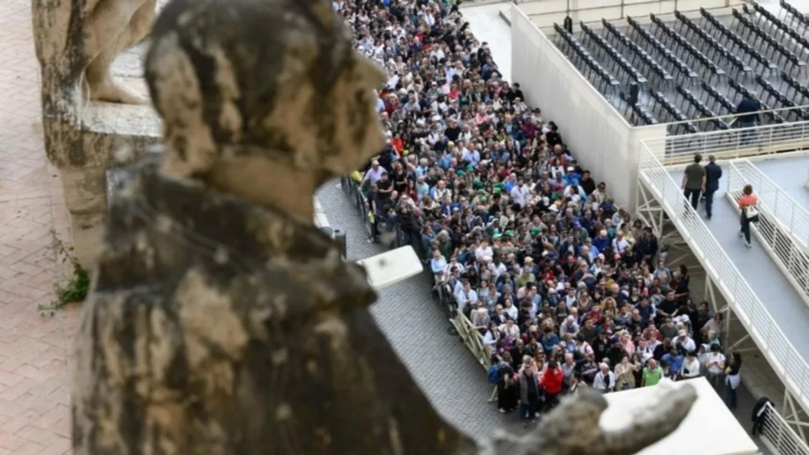 250 mil fieles concurrieron a la Basílica de San Pedro para darle el último adiós al papa Francisco