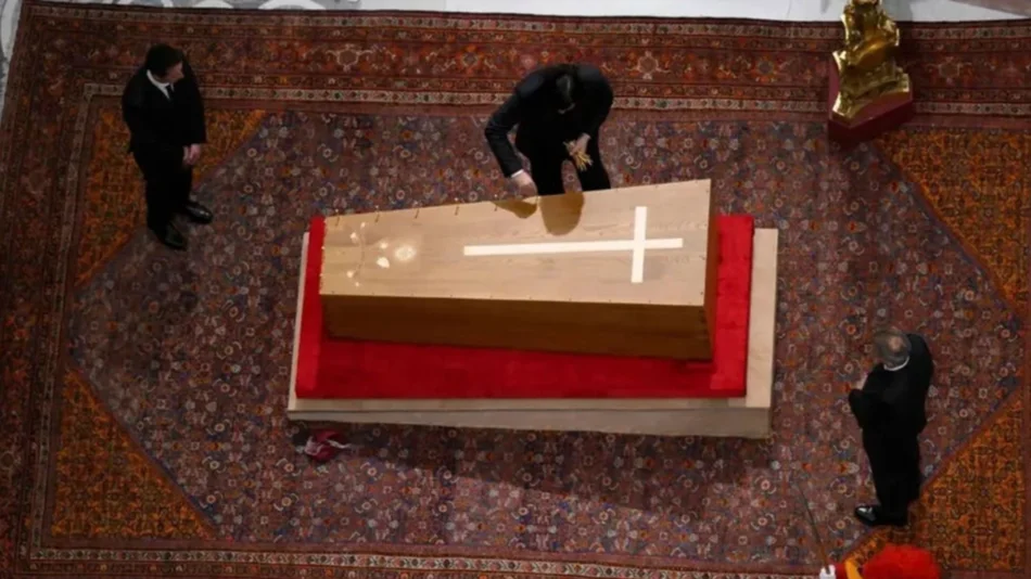 Cómo fue el cierre del féretro del papa Francisco en la basílica de San Pedro 