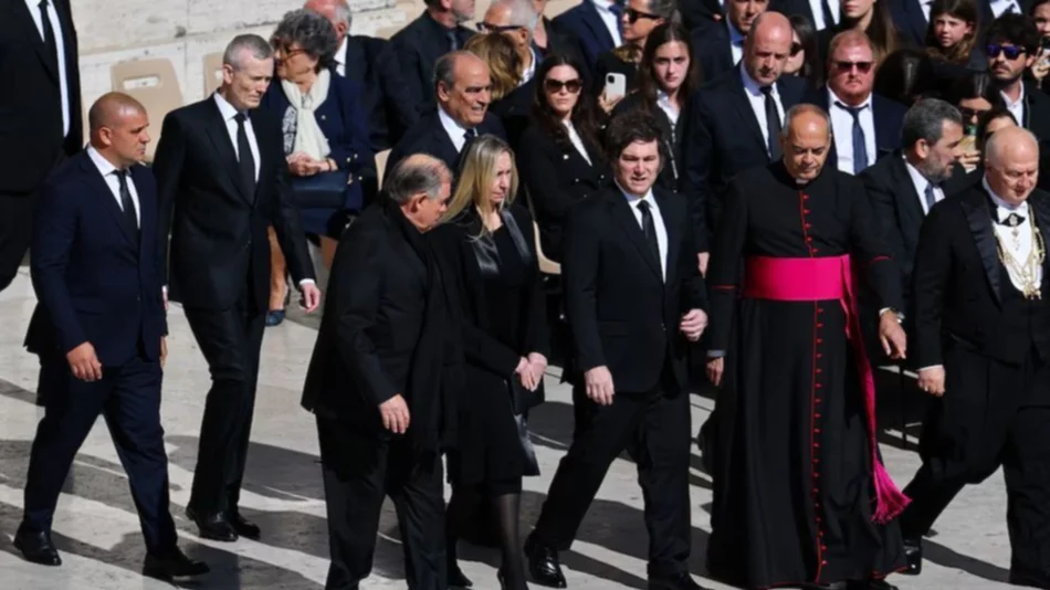Milei asiste al funeral del papa Francisco con un lugar privilegiado y luego se reunirá con Meloni